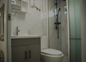Dusche, Haartrockner, Handtücher, Seife