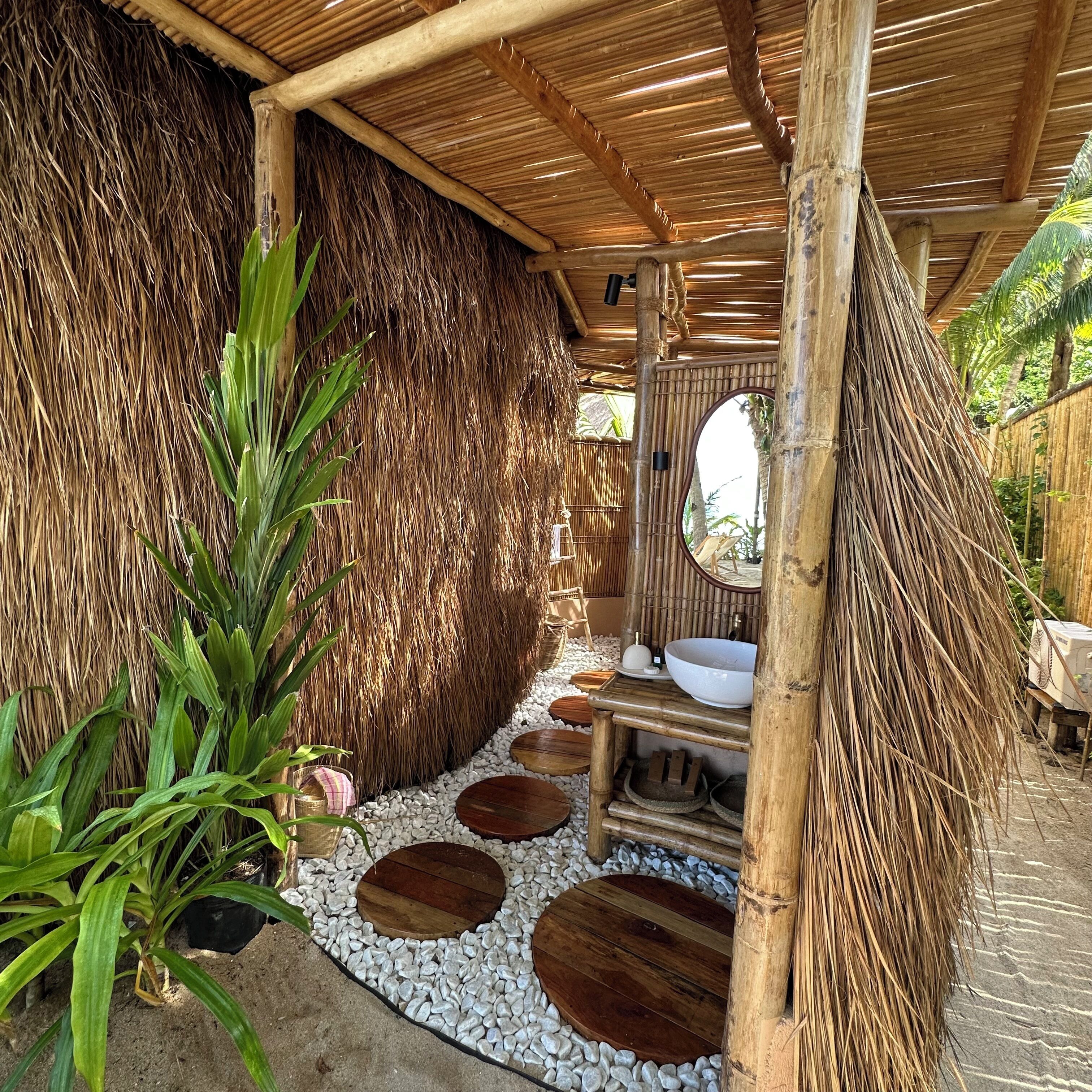 Ducha, secador de pelo, toallas, jabón