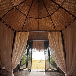 Desk, laptop workspace, free WiFi - Cambaya Beach Resort (Busuanga)