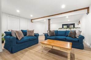 TV - #43- Modern Luxury Log Cabin Retreat | Fire Pit (Prospect)