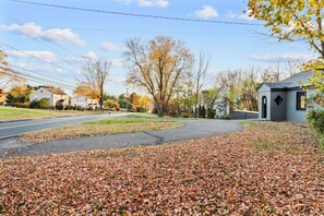 Property grounds - 1 Min to I-91  - Newly Renovated Modern 2 BR Home (Berlin)