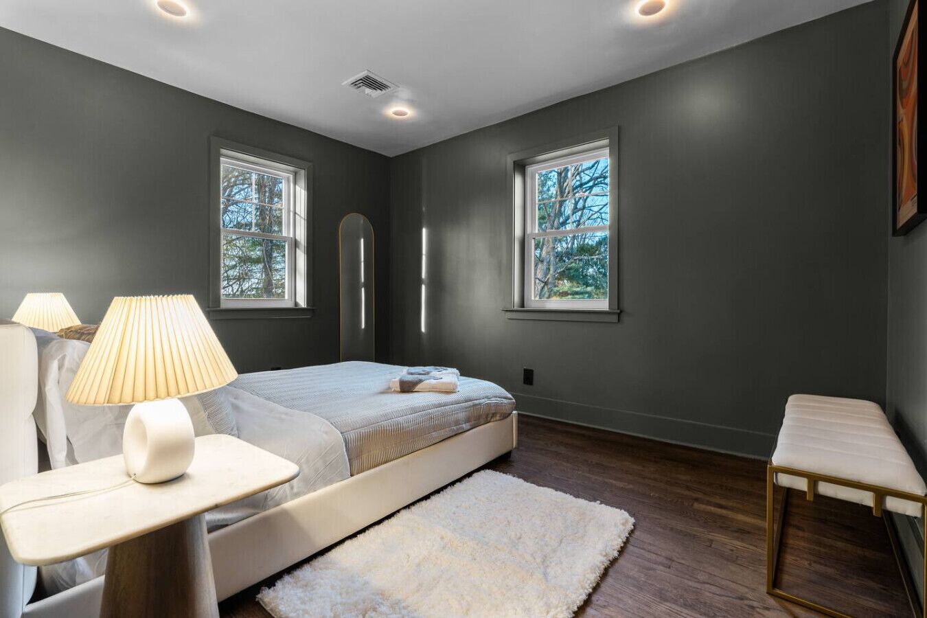 办公桌、熨斗/熨衣板、WiFi、床单