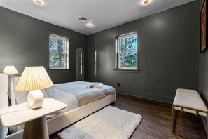 Escritorio, tabla de planchar con plancha, wifi y ropa de cama