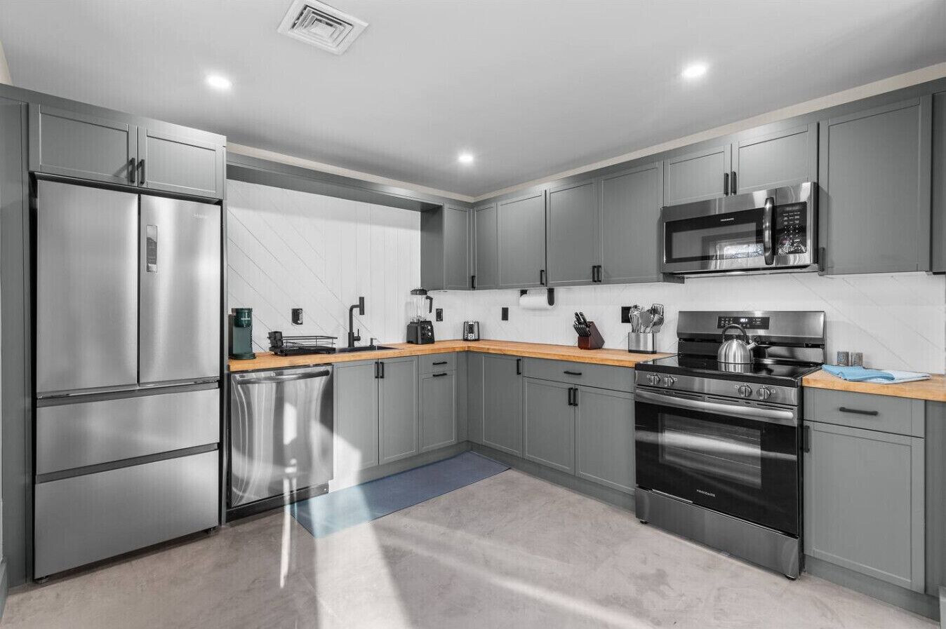 Frigorífic, microones, forn i placa de cuina 