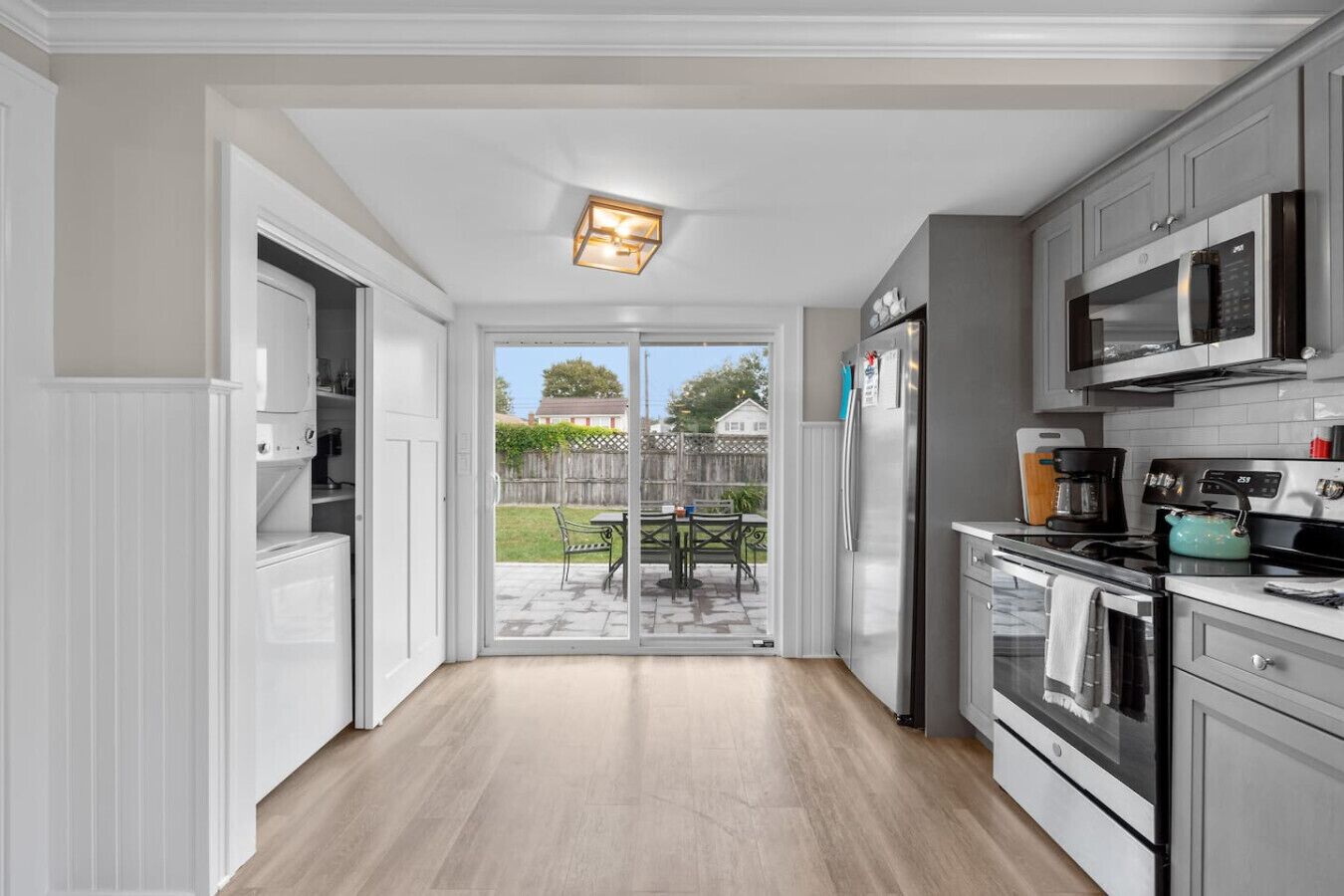 Jääkaappi, mikroaaltouuni, uuni, liesi