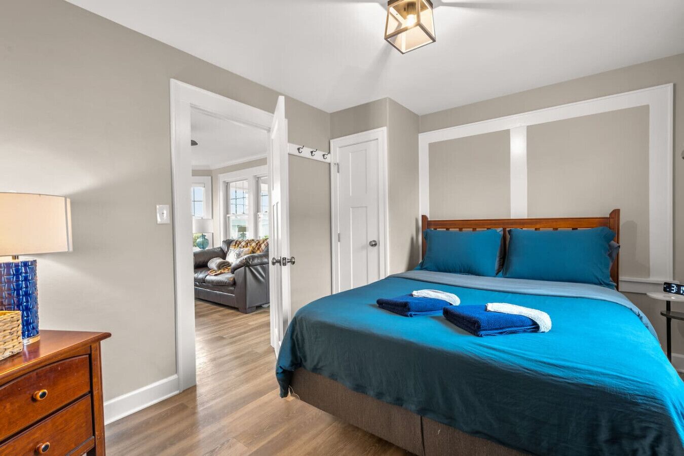 Desk, iron/ironing board, WiFi, bed sheets