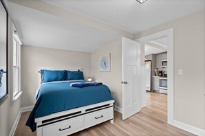 Escritorio, tabla de planchar con plancha, wifi y ropa de cama 