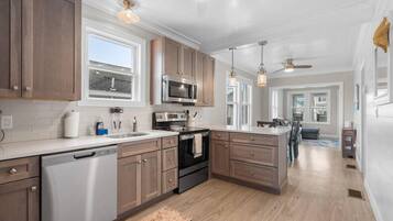 Refrigerador, microondas, horno y parrilla de estufa