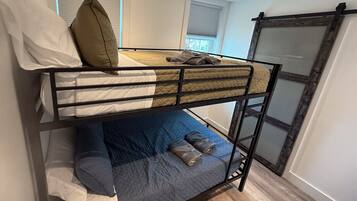 Een strijkplank/strijkijzer, wifi, beddengoed