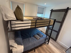 Tabla de planchar con plancha, wifi y ropa de cama 