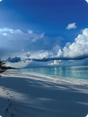 Sur la plage, chaise longue, serviettes de plage