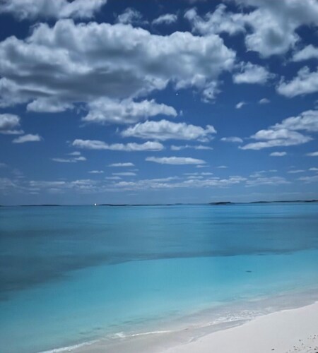 A High End beachfront 3 bedroom/3 bath with vanishing edge pool on Tar Bay