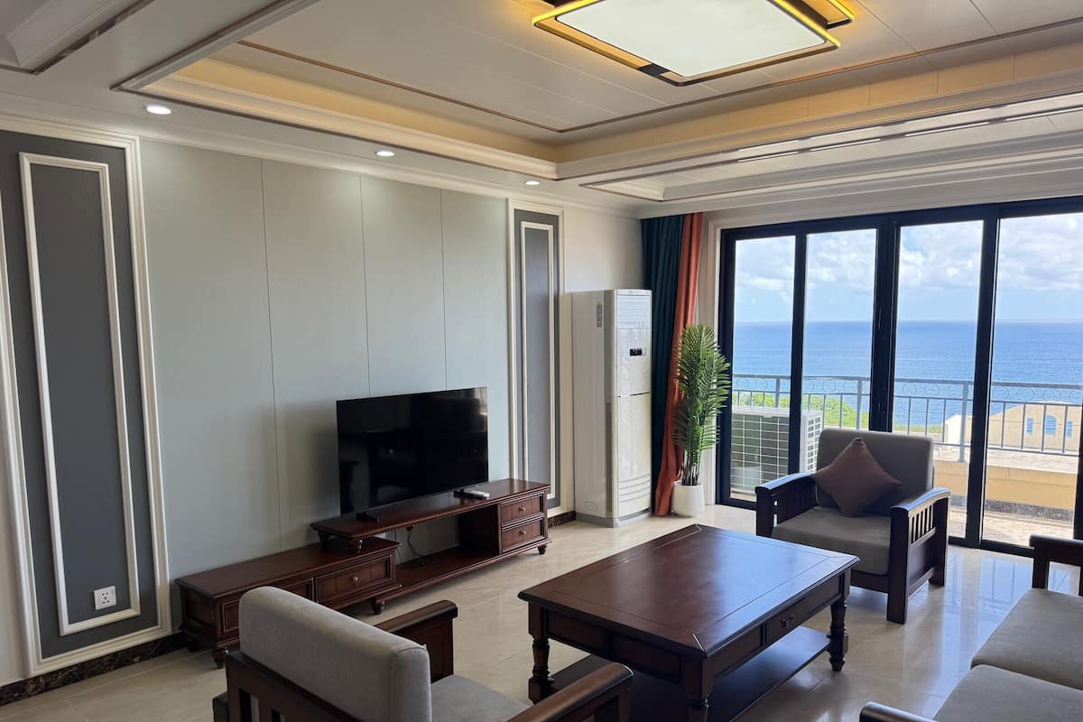エグゼクティブ スタジオスイート バルコニー オーシャンビュー | リビング エリア | 55 インチの薄型テレビ (デジタル放送視聴可)、Netflix、ストリーミングサービス