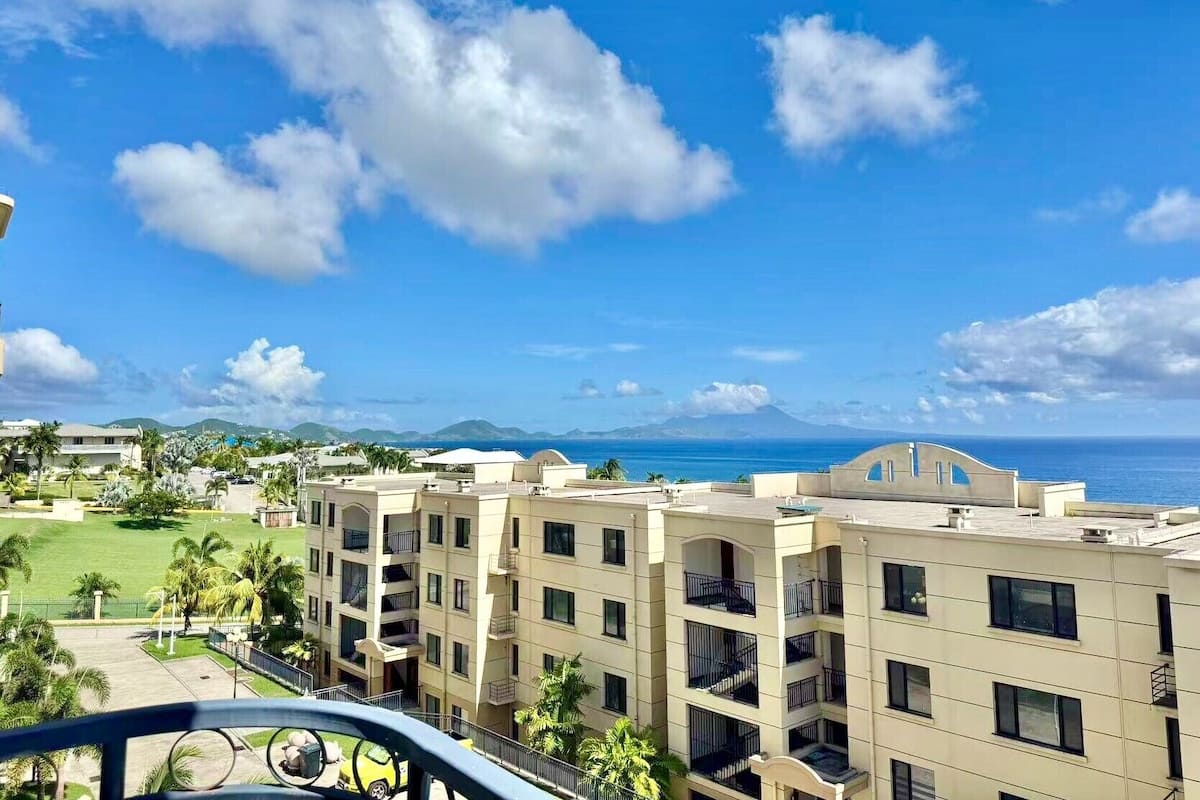 Premier Studio Suite, 1 King Bed, Balcony, Partial Sea View | Terrace/patio