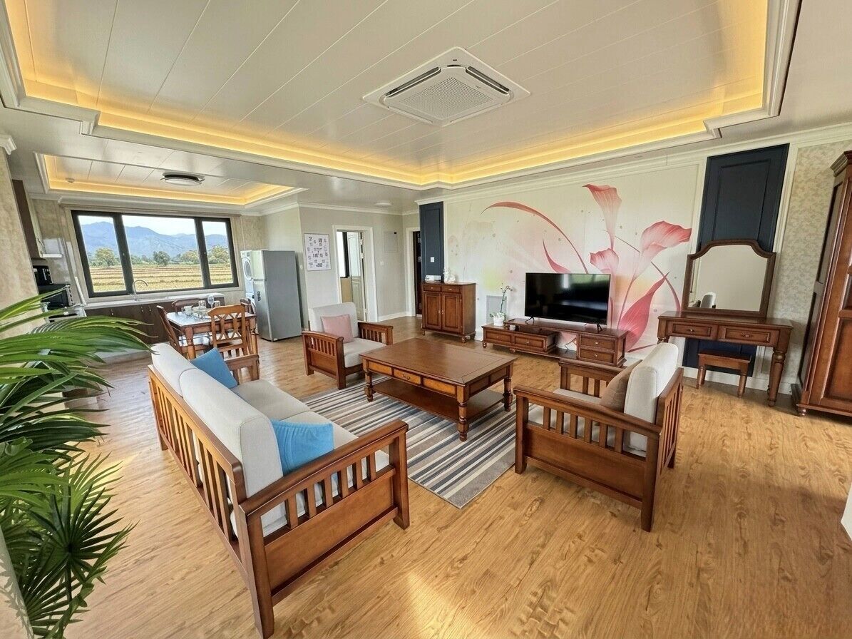 Elite Studio Suite, 1 King Bed, Balcony, Mountain View | Individually decorated, laptop workspace, soundproofing, free WiFi