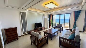 Studio Suite Premium, 1 giường cỡ king, ban công, quang cảnh biển | Trang trí khác biệt, khu vực làm việc phù hợp cho laptop