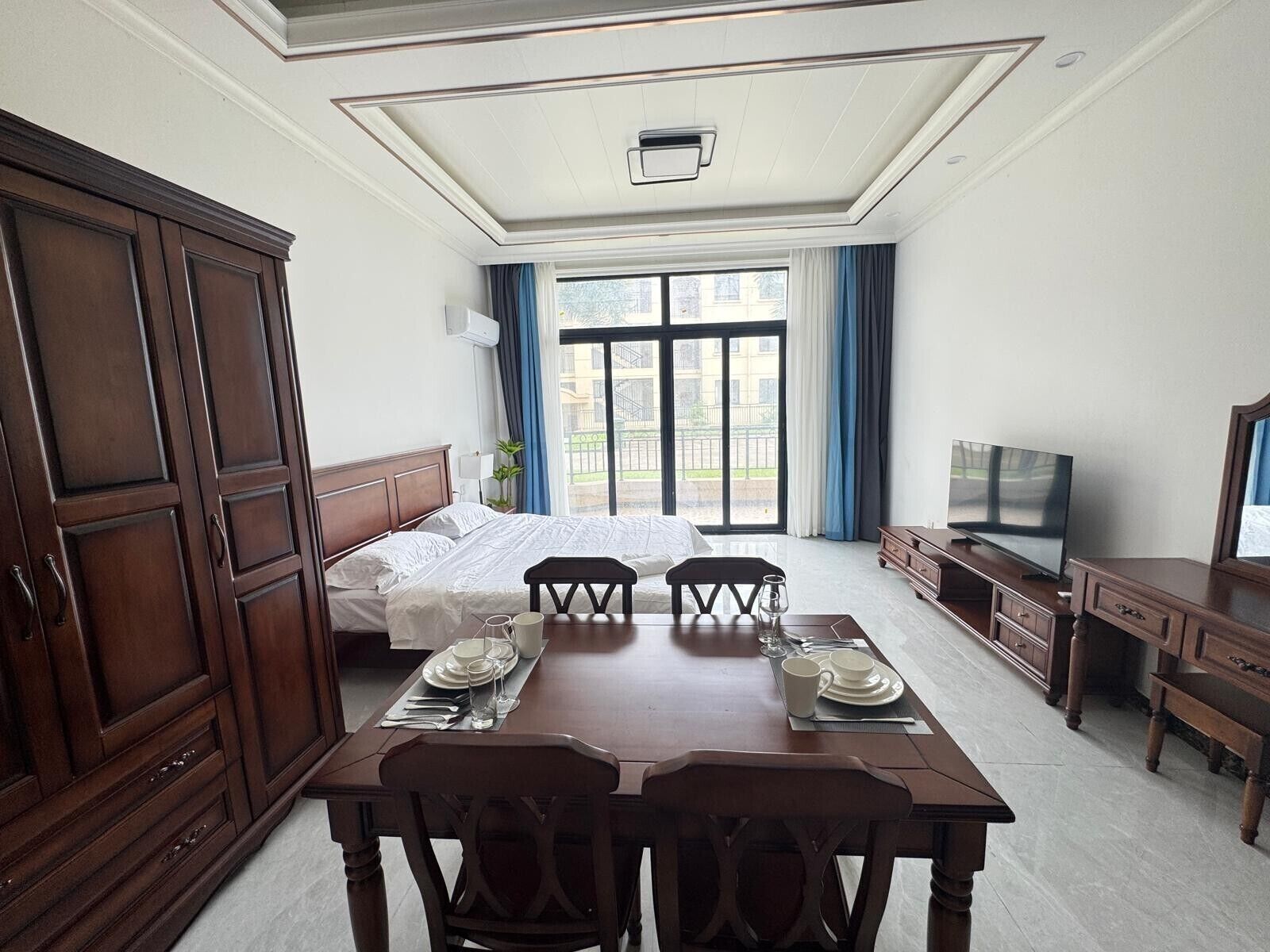 Standard Studio, 1 King Bed, Courtyard View | Laptop workspace, free WiFi, bed sheets