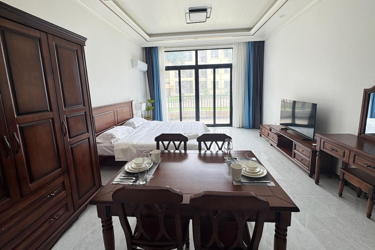 Standard Studio, 1 King Bed, Courtyard View | Laptop workspace, free WiFi, bed sheets
