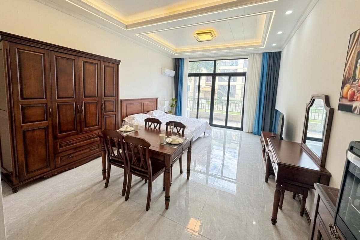 Standard Studio, 1 King Bed, Courtyard View