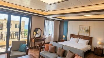 Premier-studiosviitti, 1 suuri parisänky, parveke, osittainen merinäköala | Yksilöllisesti sisustettu, kannettavalle tietokoneelle sopiva työtila