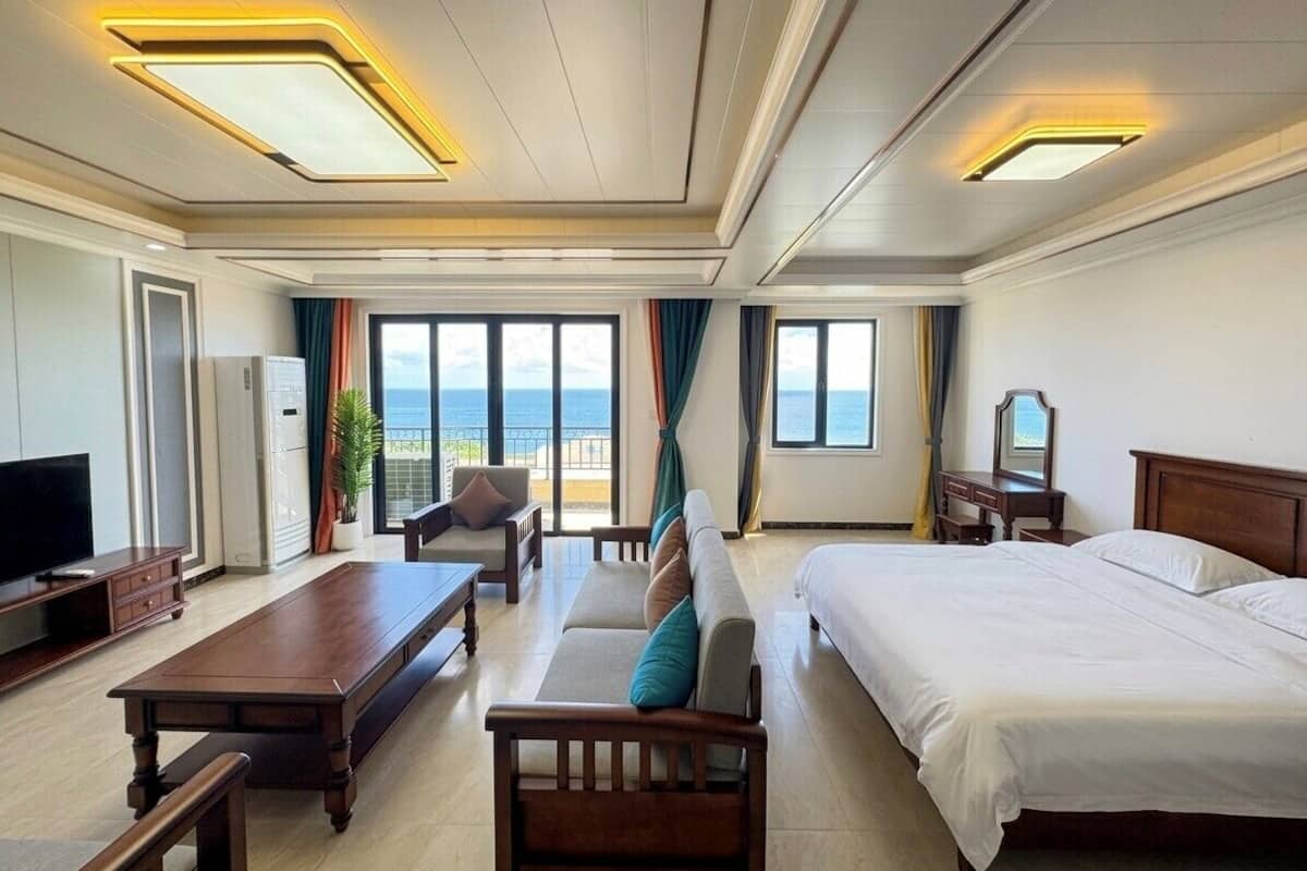 Premium Studio Suite, 1 King Bed, Balcony, Sea View