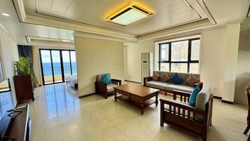 Suite monolocale Premium, 1 letto king, balcone, vista mare | Con stile personalizzato, postazione laptop, Wi-Fi gratuito, lenzuola