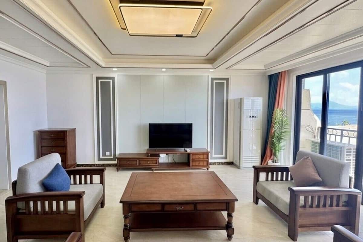 Premier Studio Suite, 1 King Bed, Balcony, Partial Sea View