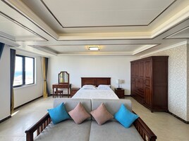 Premium Studio Suite, Balcony, Partial Ocean View | Free WiFi, bed sheets