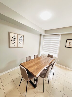 Dining - Comfy home sleeps 13+ guest with wifi &parking Netflix (Brampton)