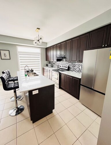 Comfy home sleeps 13+ guest with wifi &parking Netflix