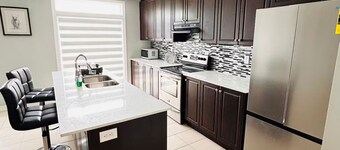 Comfy home sleeps 13+ guest with wifi &parking Netflix