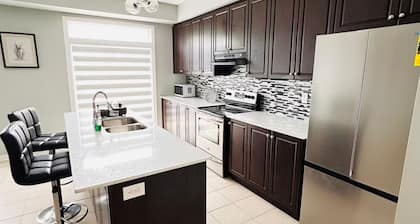 Comfy home sleeps 13+ guest with wifi &parking Netflix