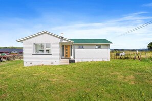 Exterior - Maramarua Views - 3-Bed Escape with Scenic Deck (Maramarua)