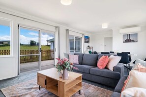 TV, offices - Maramarua Views - 3-Bed Escape with Scenic Deck (Maramarua)