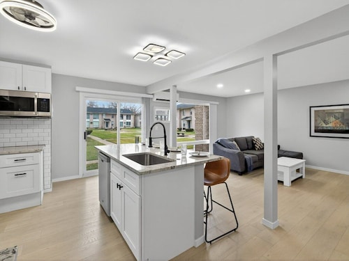 The Dante Residence -bedroom condo in serene Oak Park with AC comfort