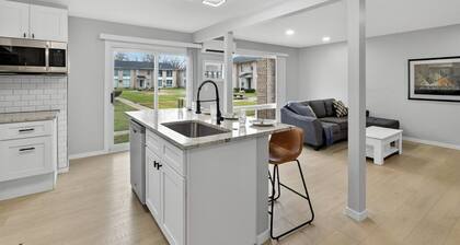 The Dante Residence -bedroom condo in serene Oak Park with AC comfort