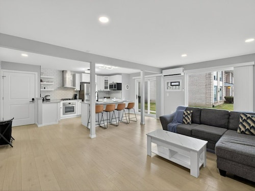 The Dante Residence -bedroom condo in serene Oak Park with AC comfort