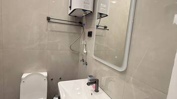 Nhà Deluxe, ban công, quang cảnh vườn | Phòng tắm | Đồ dùng nhà tắm miễn phí, khăn tắm, xà phòng, dầu gội