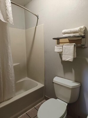 Basic Double Room | Bathroom | Free toiletries, hair dryer, towels, soap - Executive Inn by Oyo (Kilgore)