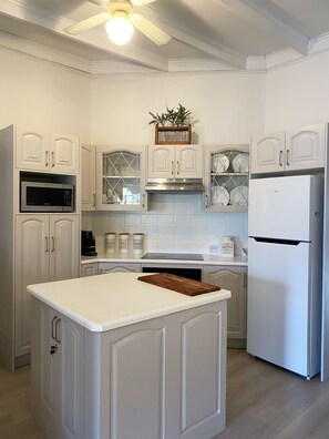 Frigorífico, microondas, horno y lavavajillas