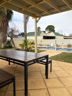 Outdoor dining - Heritage charm with modern conveniences | Pool & Spa Bath. (Broken Hill)