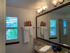 Shower, hair dryer, towels, soap - Spacious 3-bedroom condo in a phenomenal Kamuela location (Kamuela)