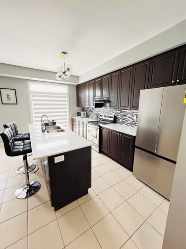 Luxury home promo price 7 beds Netflix parking