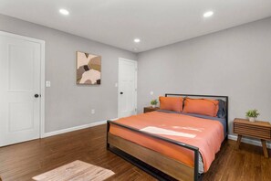 Een strijkplank/strijkijzer, wifi, beddengoed