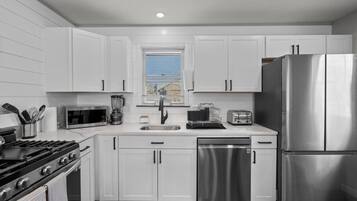 Frigorifero, microonde, forno, piano cottura