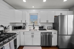 Een koelkast, een microgolfoven, een oven, een kookplaat