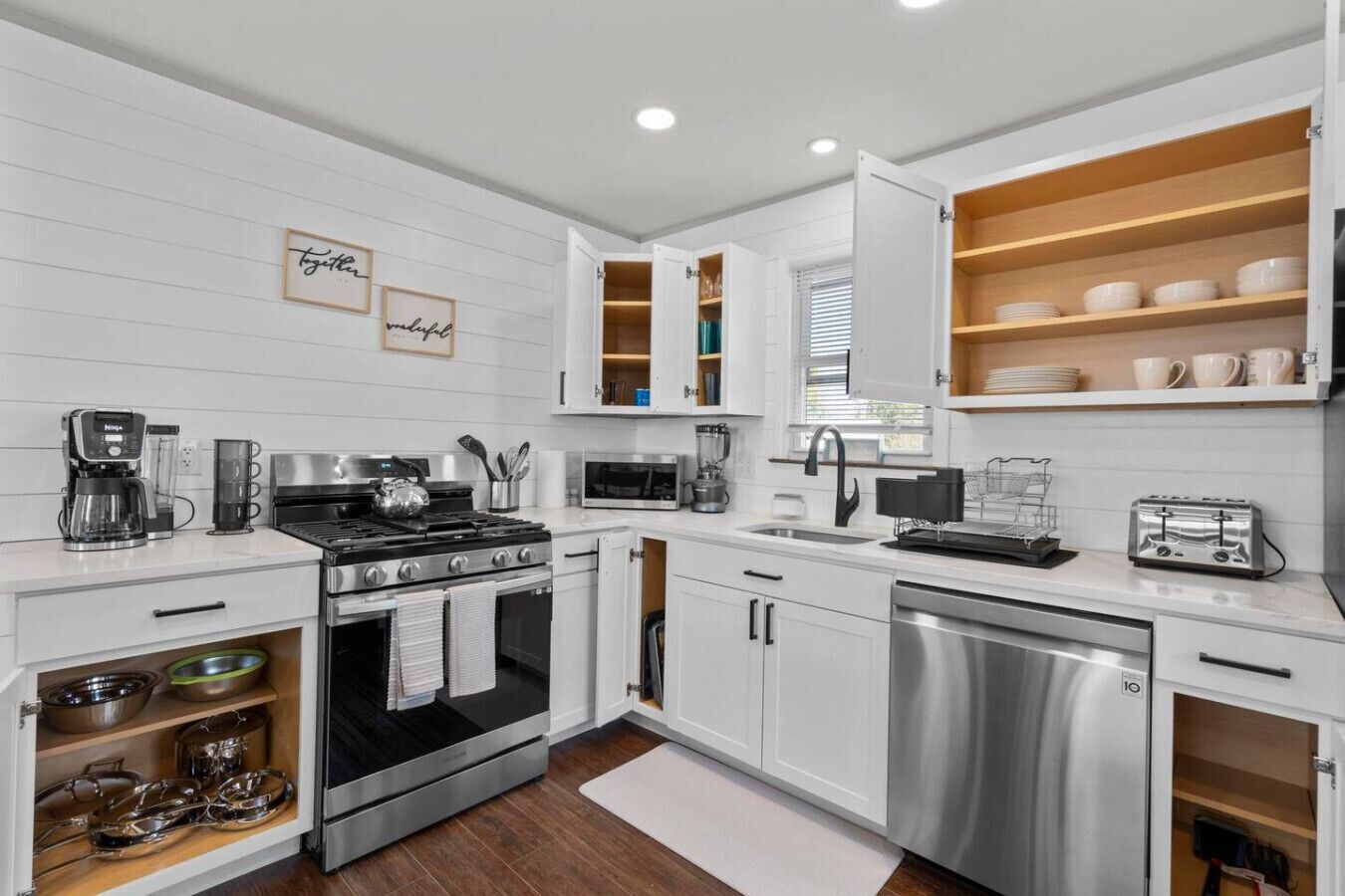 Kjøleskap, mikrobølgeovn, ovn og kokeplater