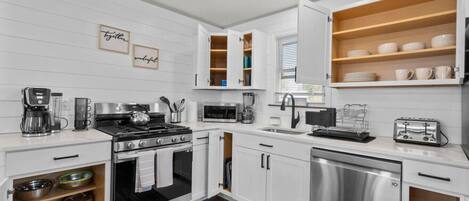 Kjøleskap, mikrobølgeovn, ovn og kokeplater