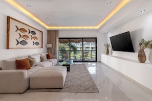 Smart TV - Penthouse Azul Luxury Beachside Retreat Near Mamitas Beach (Playa del Carmen)