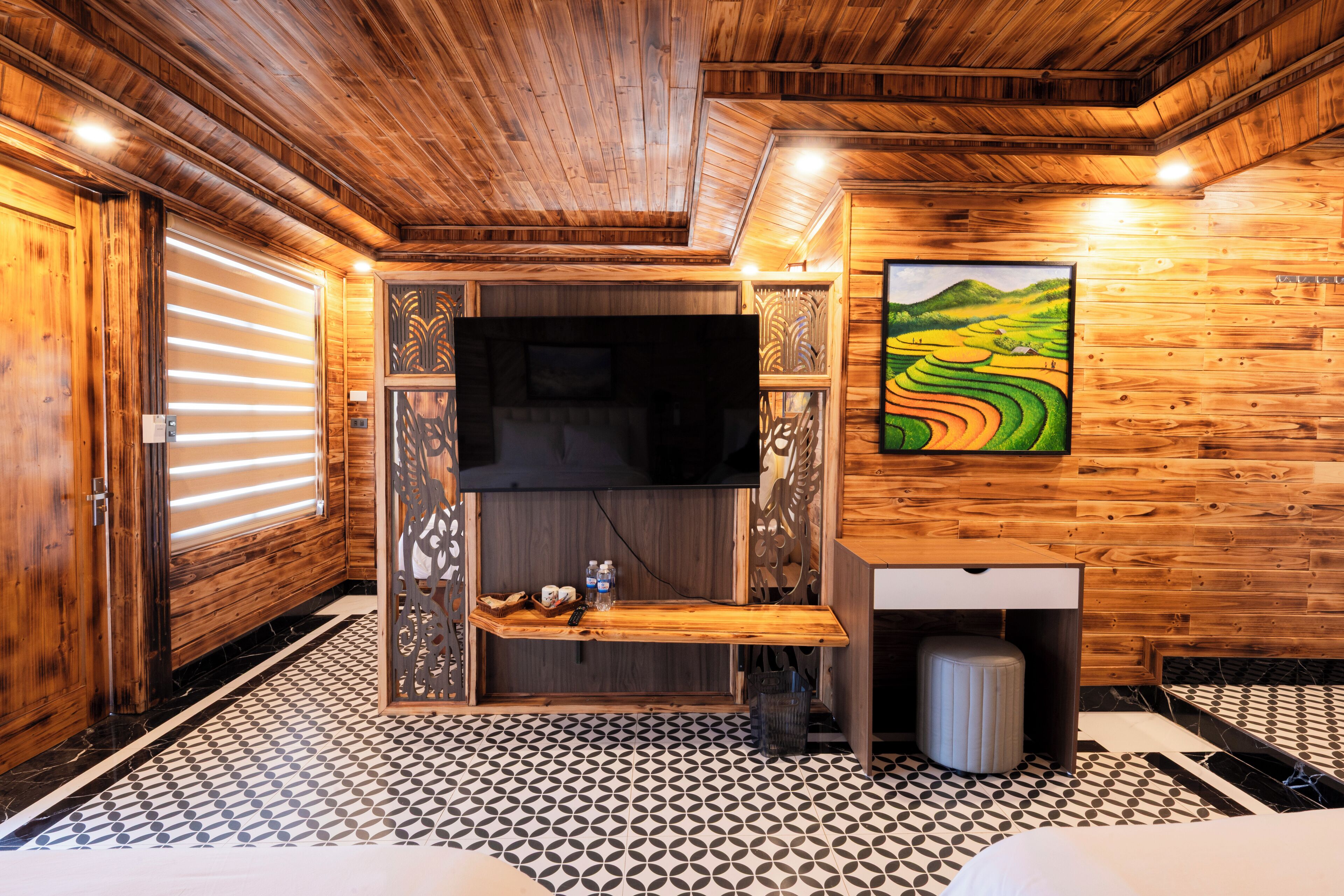 Un intérieur en bois avec un téléviseur, des étagères et une poubelle.